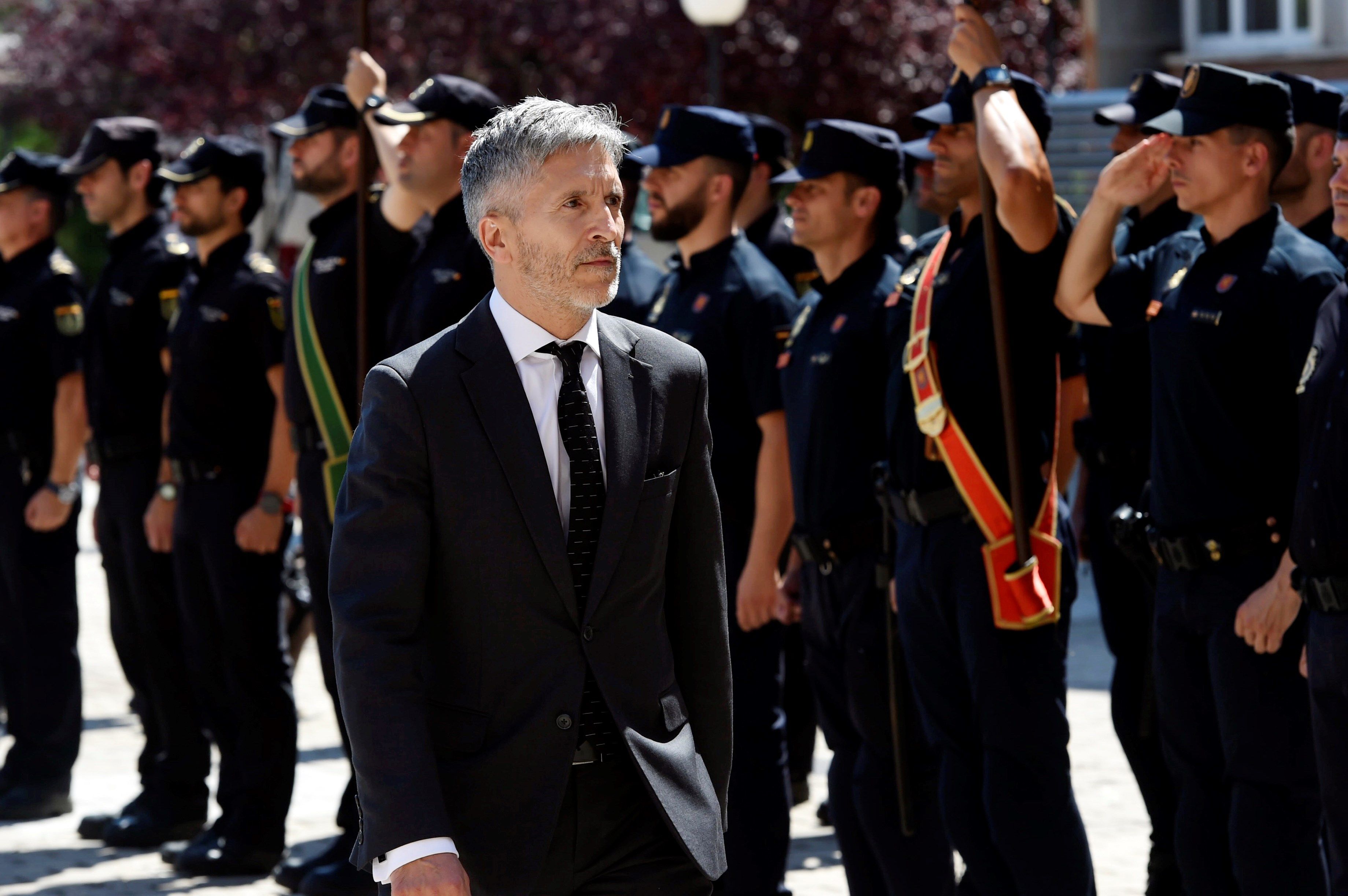 El ministro del Interior Fernando Grande-Marlaska, junto a policías. EFE