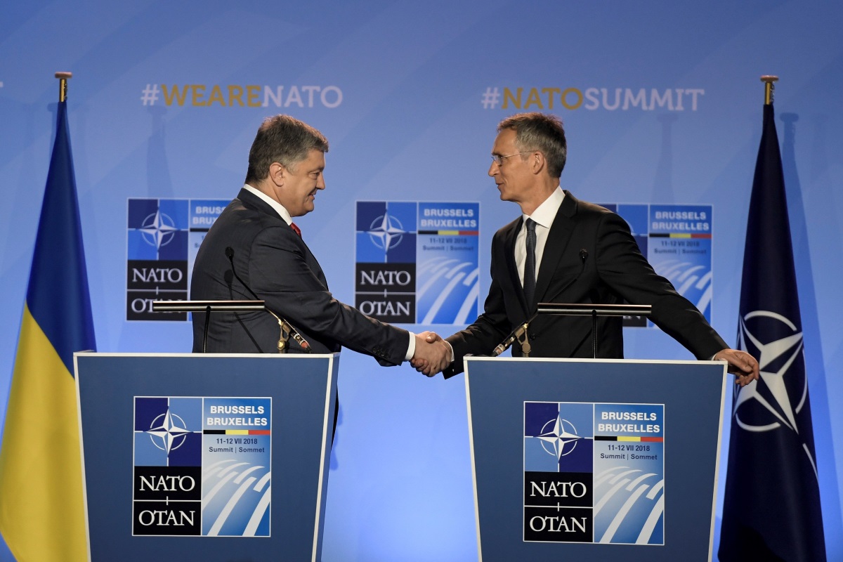 El presidente de Ucrania, Petro Poroshenko, y el secretario general de la OTAN, Jens Stoltenberg, ofrecen una rueda de prensa durante la segunda jornada de la cumbre de jefes de estado de la OTAN en Bruselas