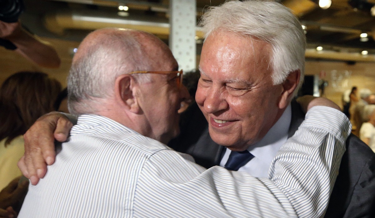 El expresidente del Gobierno Felipe González saluda a Joaquín Almunia (i) durante el acto de presentación de la apertura al público de su archivo documental fuente EFE