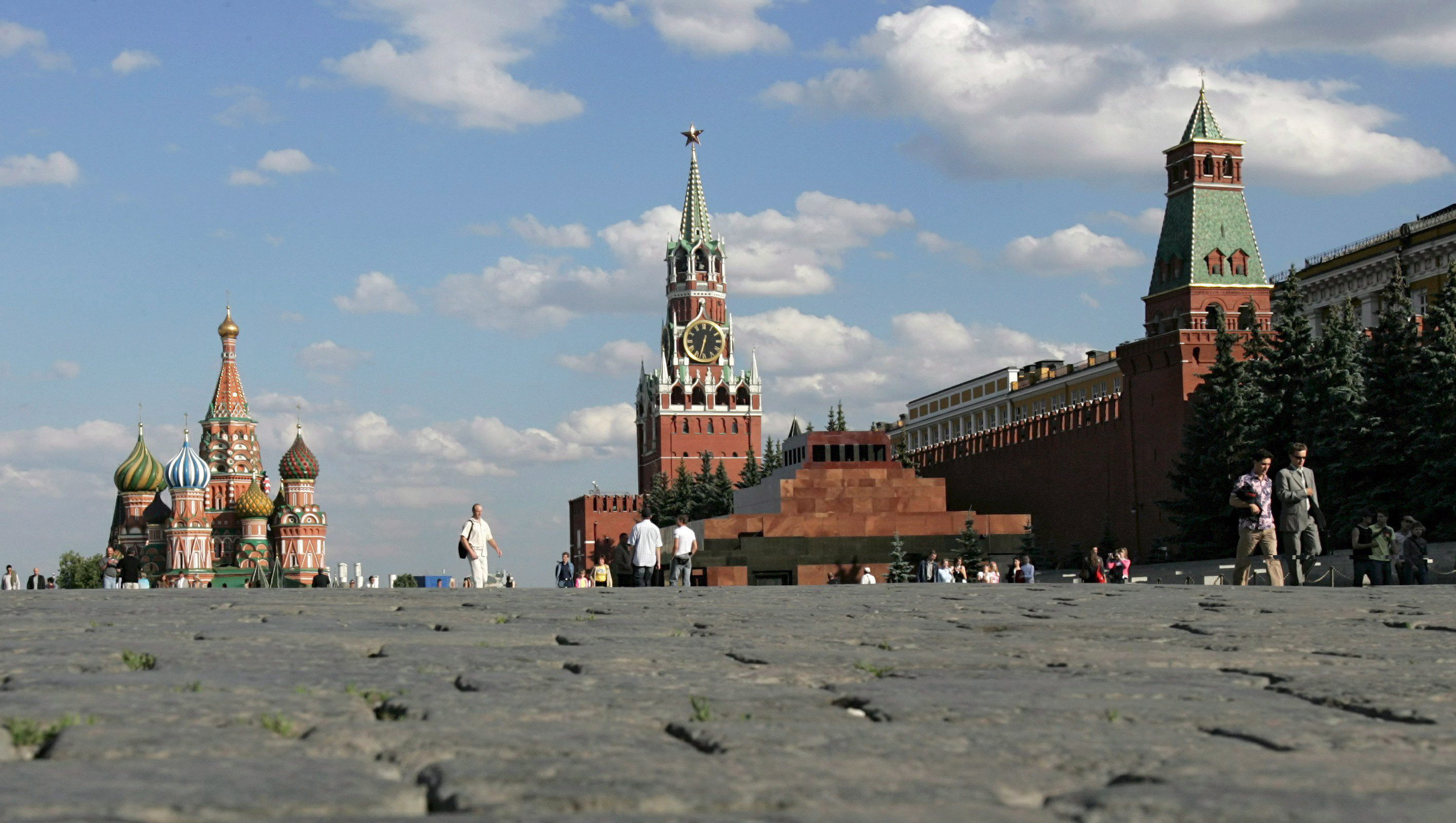 Vista del Kremlin y de la catedral de San Basilio en la Plaza Roja de Moscú (Rusia). sede del Mundial de Fútbol.