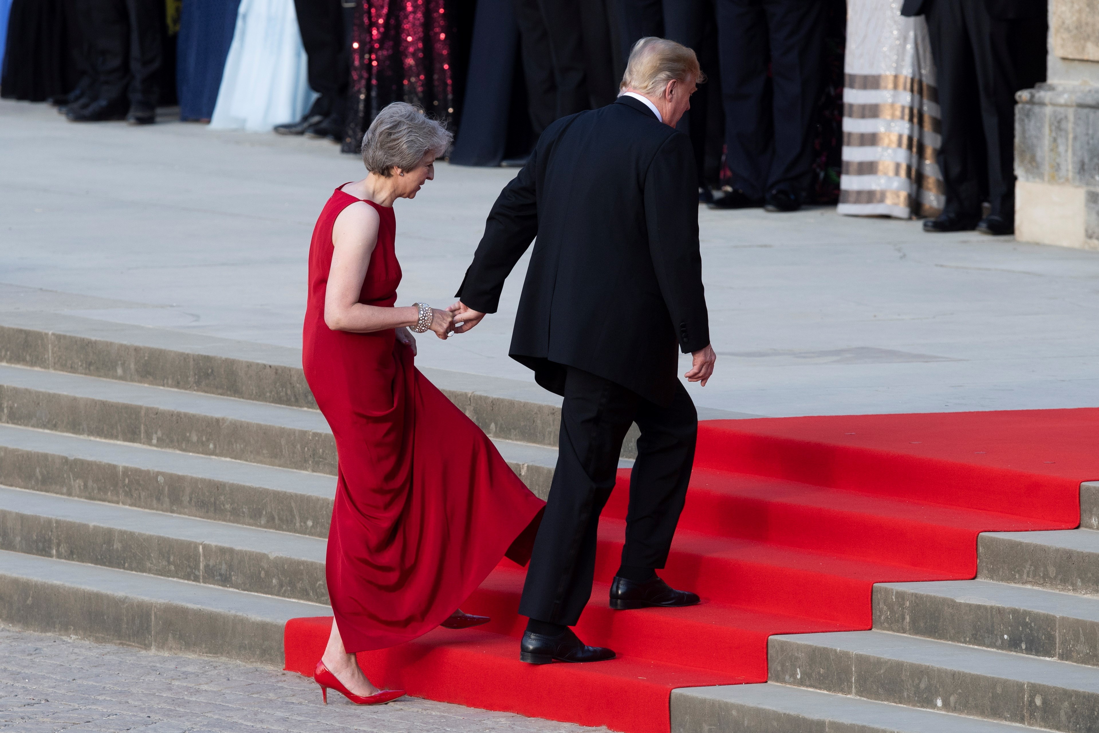 La primera ministra británica Theresa May (i) recibe al presidente estadounidense, Donald Trump (d), antes de una cena con líderes empresariales.