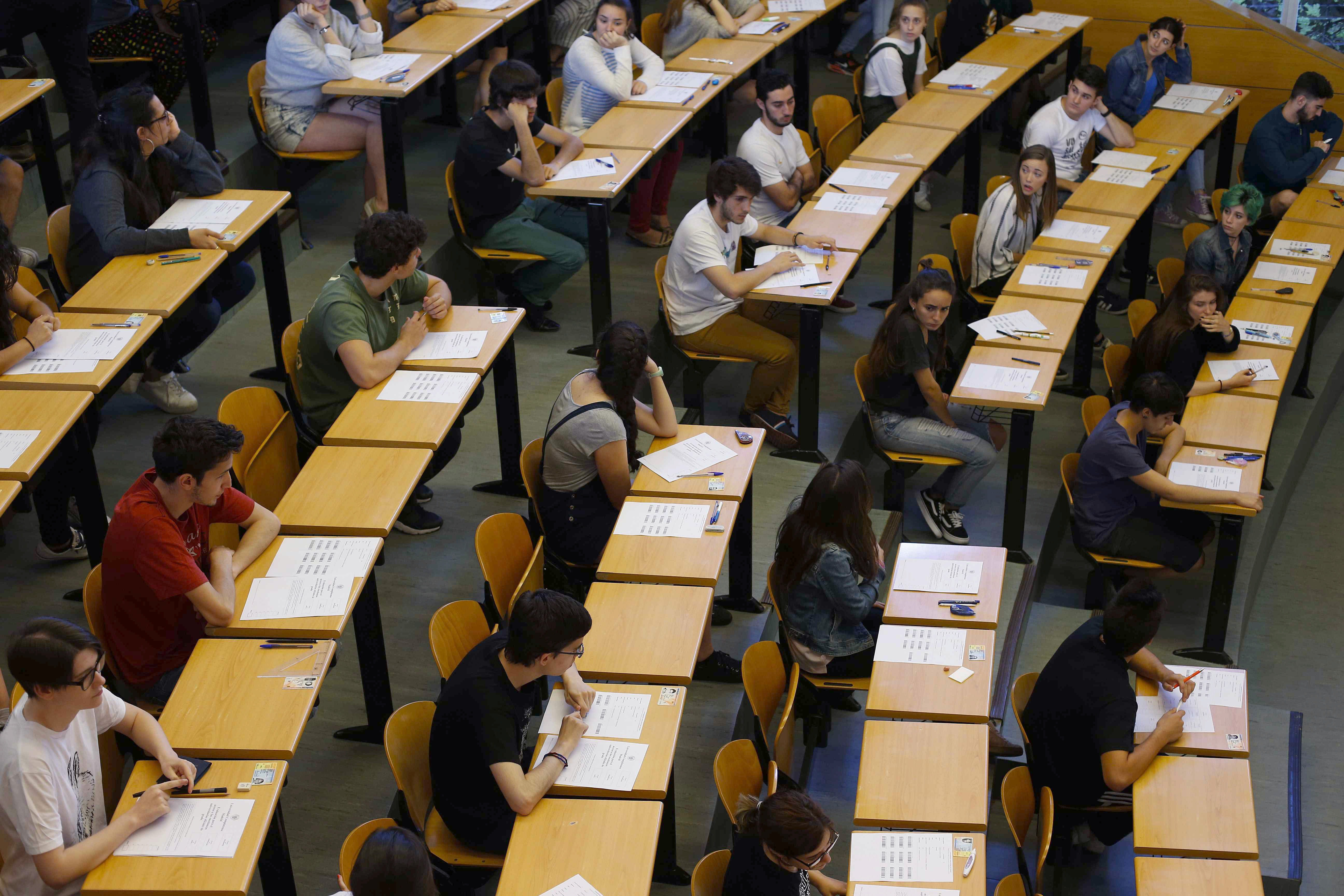 Estudiantes esperan en la Facultad de Odontología de la Universidad Complutense de Madrid para el inicio de la primera Evaluación de Bachillerato para el Acceso a la Universidad (EBAU)