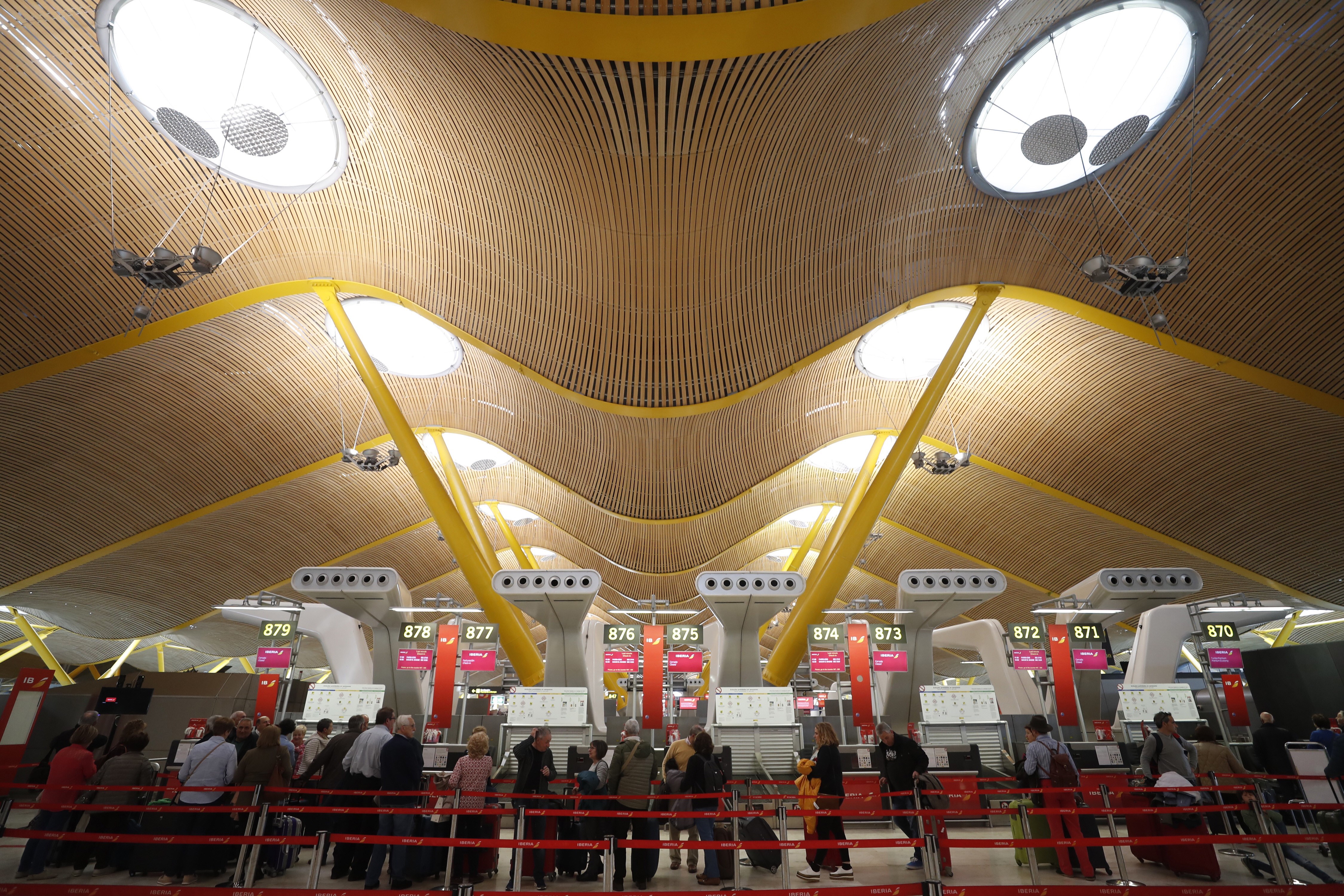 Colas en los mostradores de facturación y controles de seguridad en el aeropuerto Madrid-Barajas Adolfo Suárez