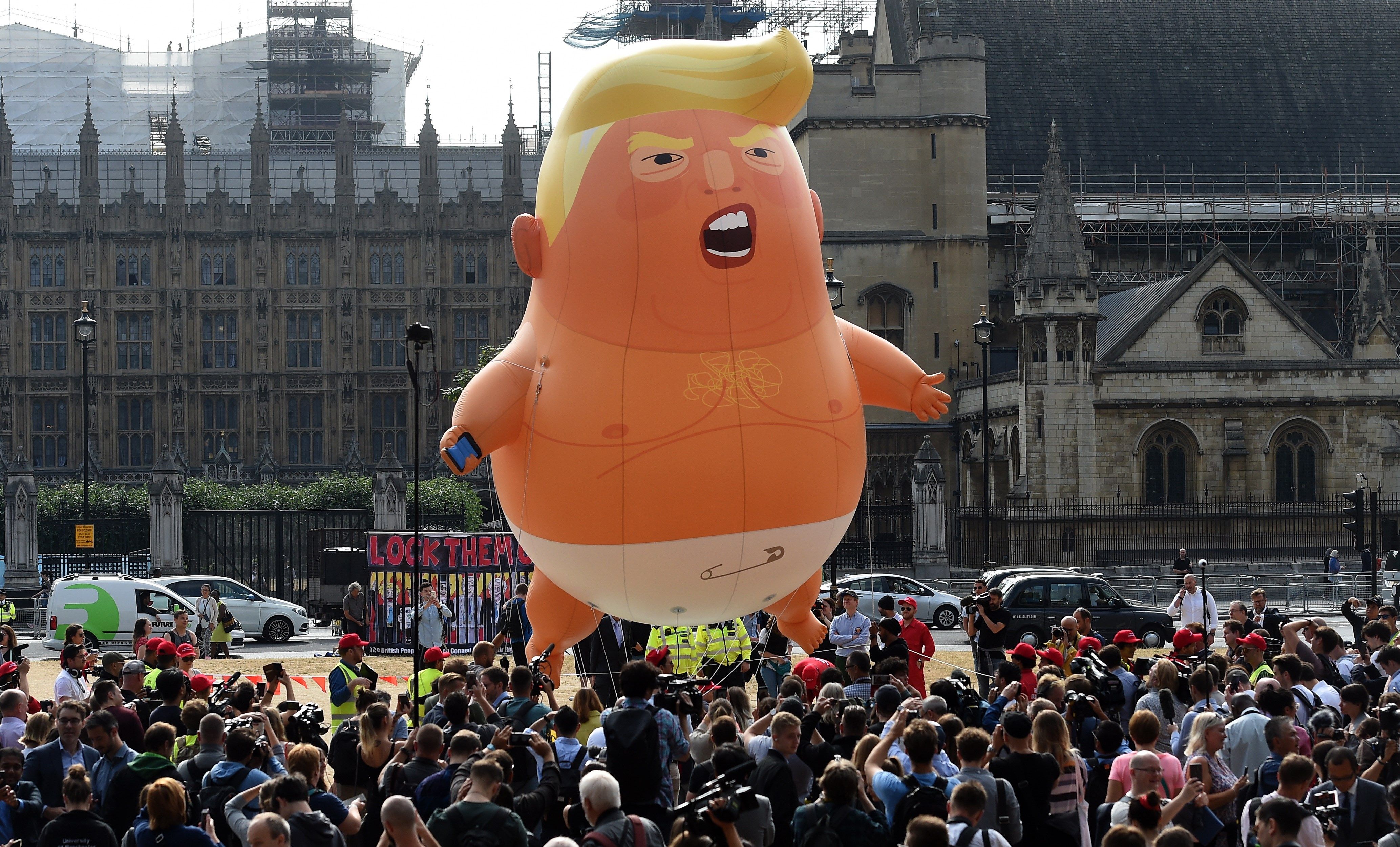 El globo del "bebé Trump" se alza frente al Parlamento de Londres