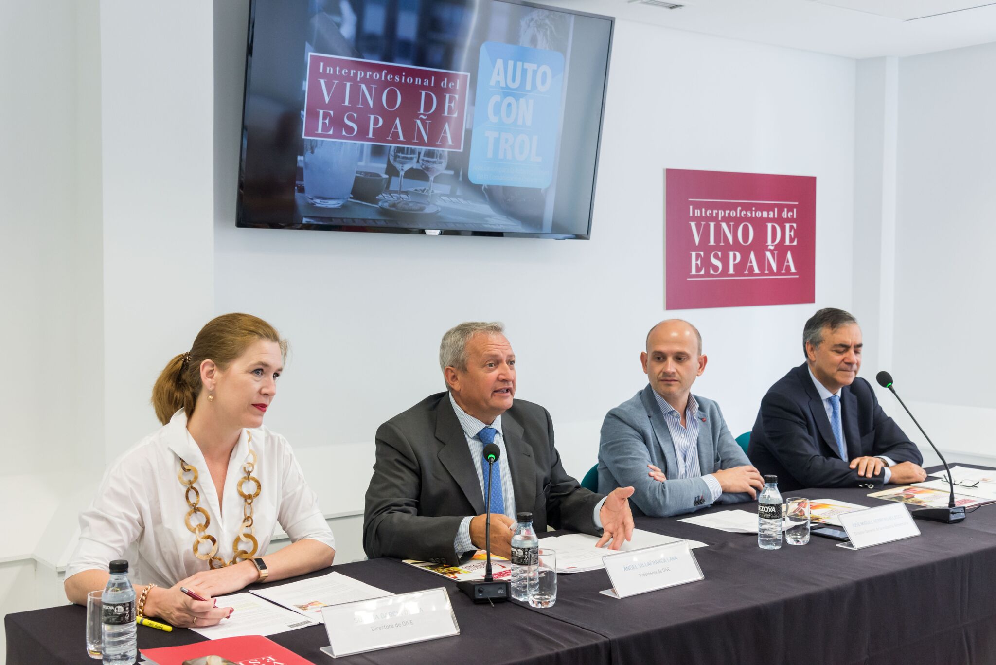 La directora de OIVE, Susana García; el presidente, Ángel Villafranca; el representante de Agricultura, José Miguel Herrero; y el director de Autocontrol, José Domingo Castallo. Foto: OIVE