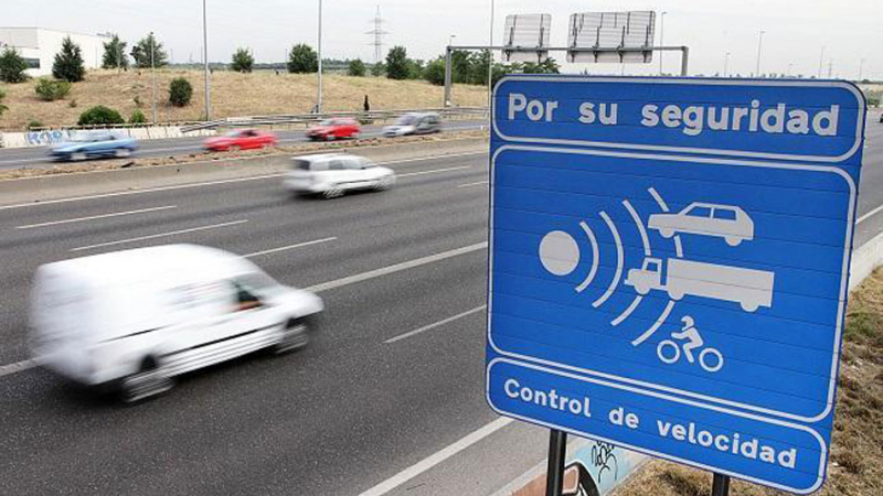 Anuncio de un control de velocidad en carretera