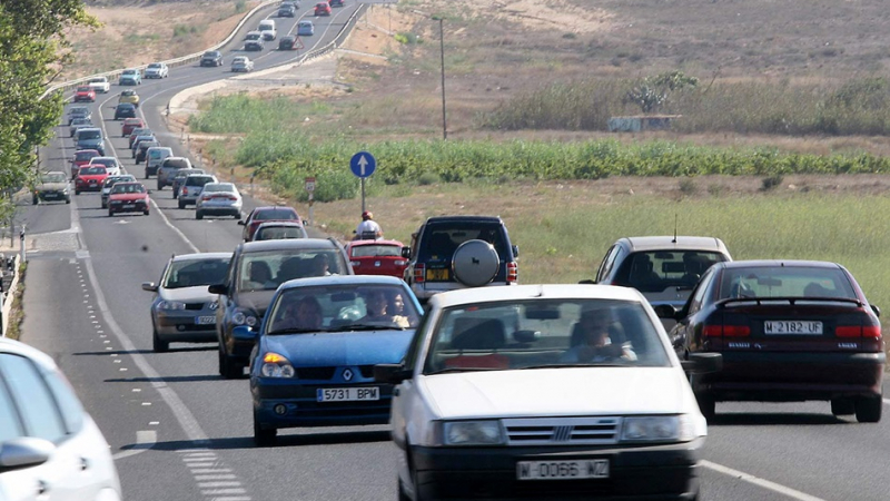 Coches en un tramo congestionado durante la operación salida