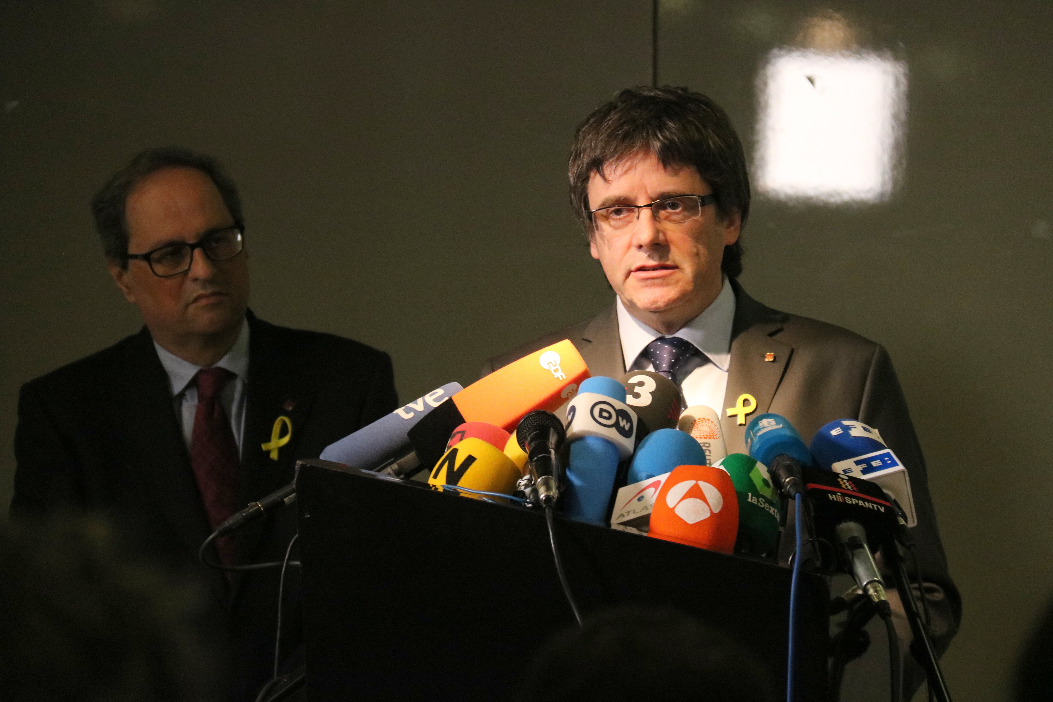 Carles Puigdemont y el presidente de la Generalitat investido, Quim Torra durante una rueda de prensa - ACN