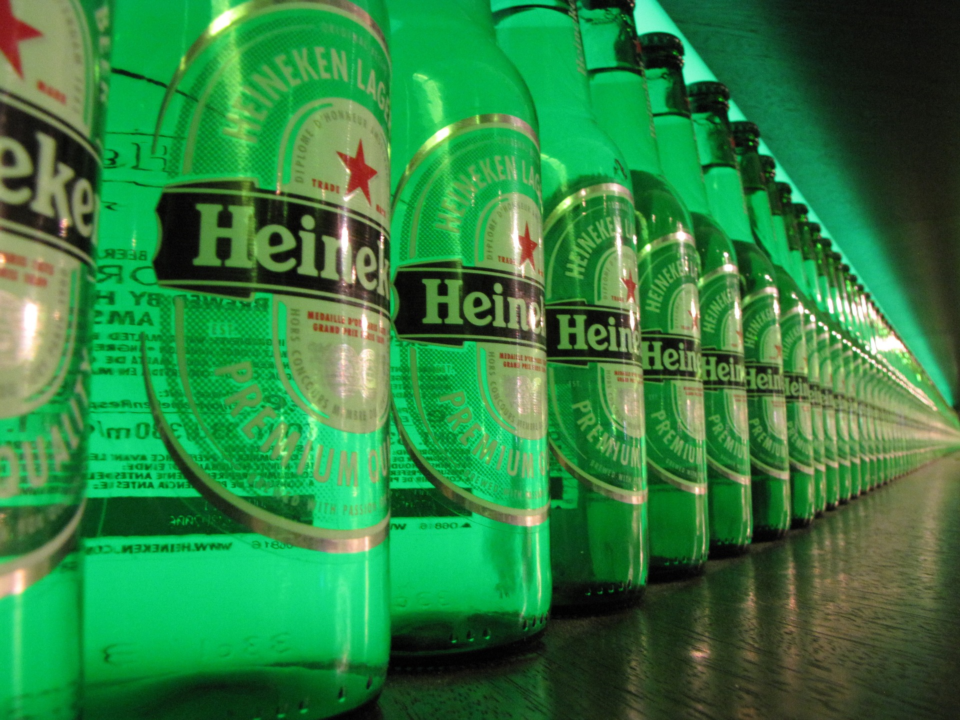 Botellas de cerveza en una fÃ¡brica de Heineken