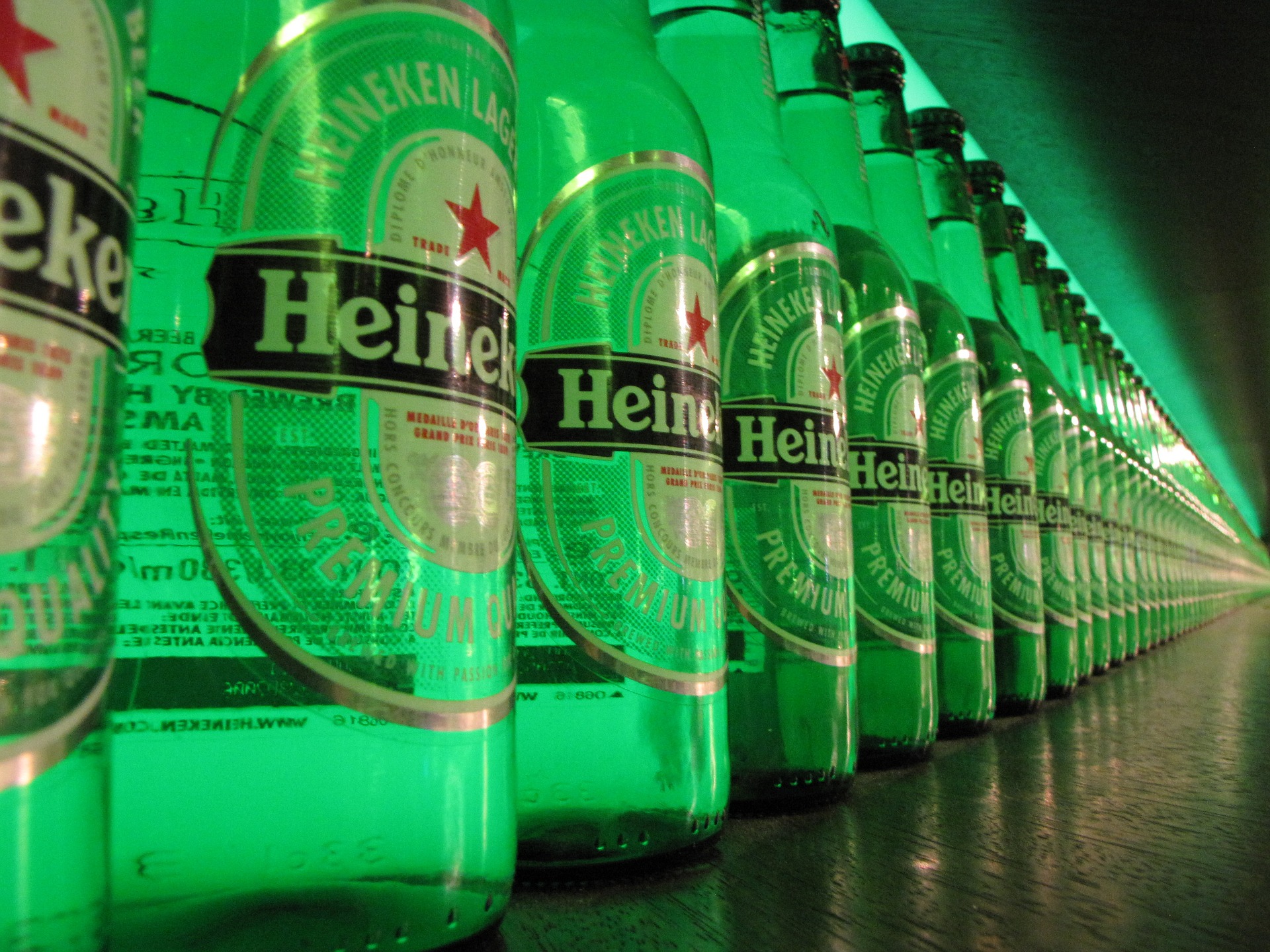 Botellas de cerveza en una fábrica de Heineken