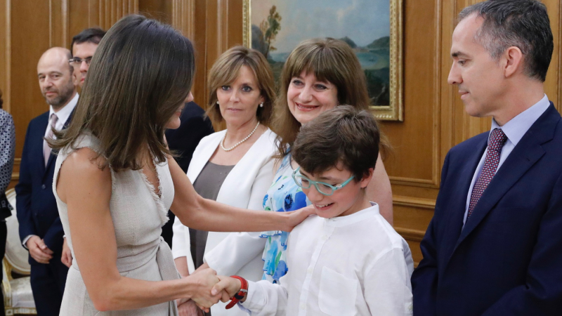 Letizia Ortiz saluda a un emocionado niño