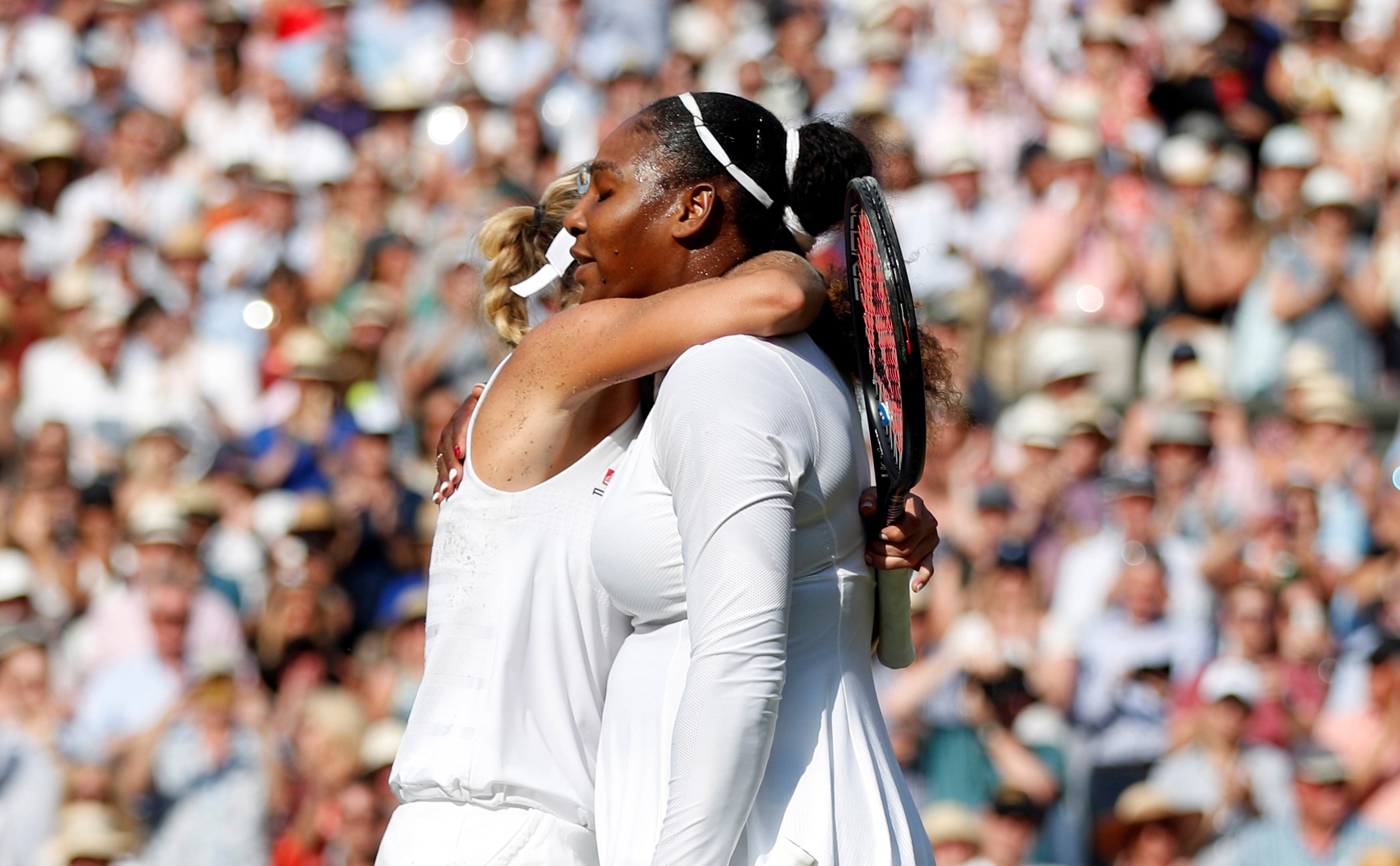 Angelique Kerber (izquierda) y Serena Williams se abrazan tras la final de Wimbledon. Fuente: EFE
