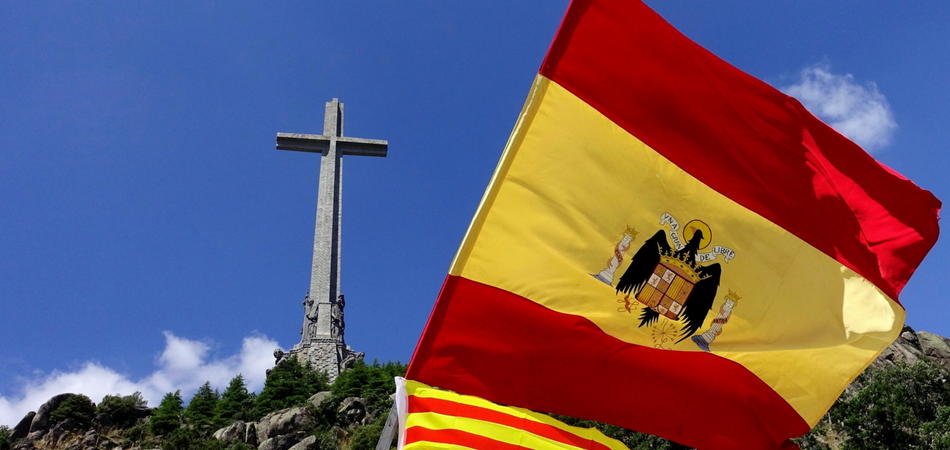 Imagen de una de las protestas celebradas en el Valle de los Caídos contra la exhumación de los restos de Franco.