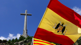 Imagen de una de las protestas celebradas en el Valle de los Caídos contra la exhumación de los restos de Franco.