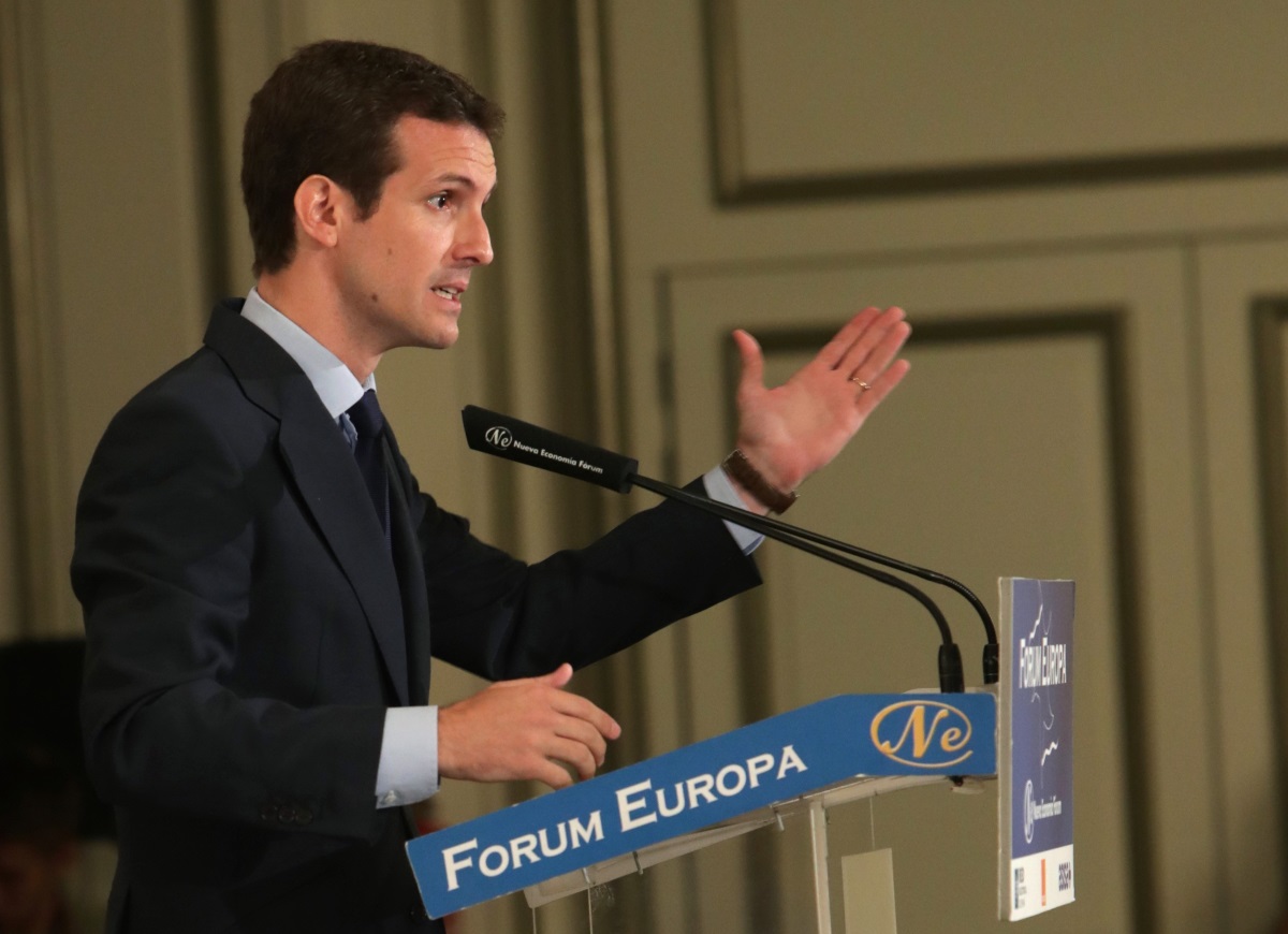 El candidato a la Presidencia del PP Pablo Casado, durante su intervención en un desayuno informativo al que ha asistido la secretaria general, María Dolores de Cospedal