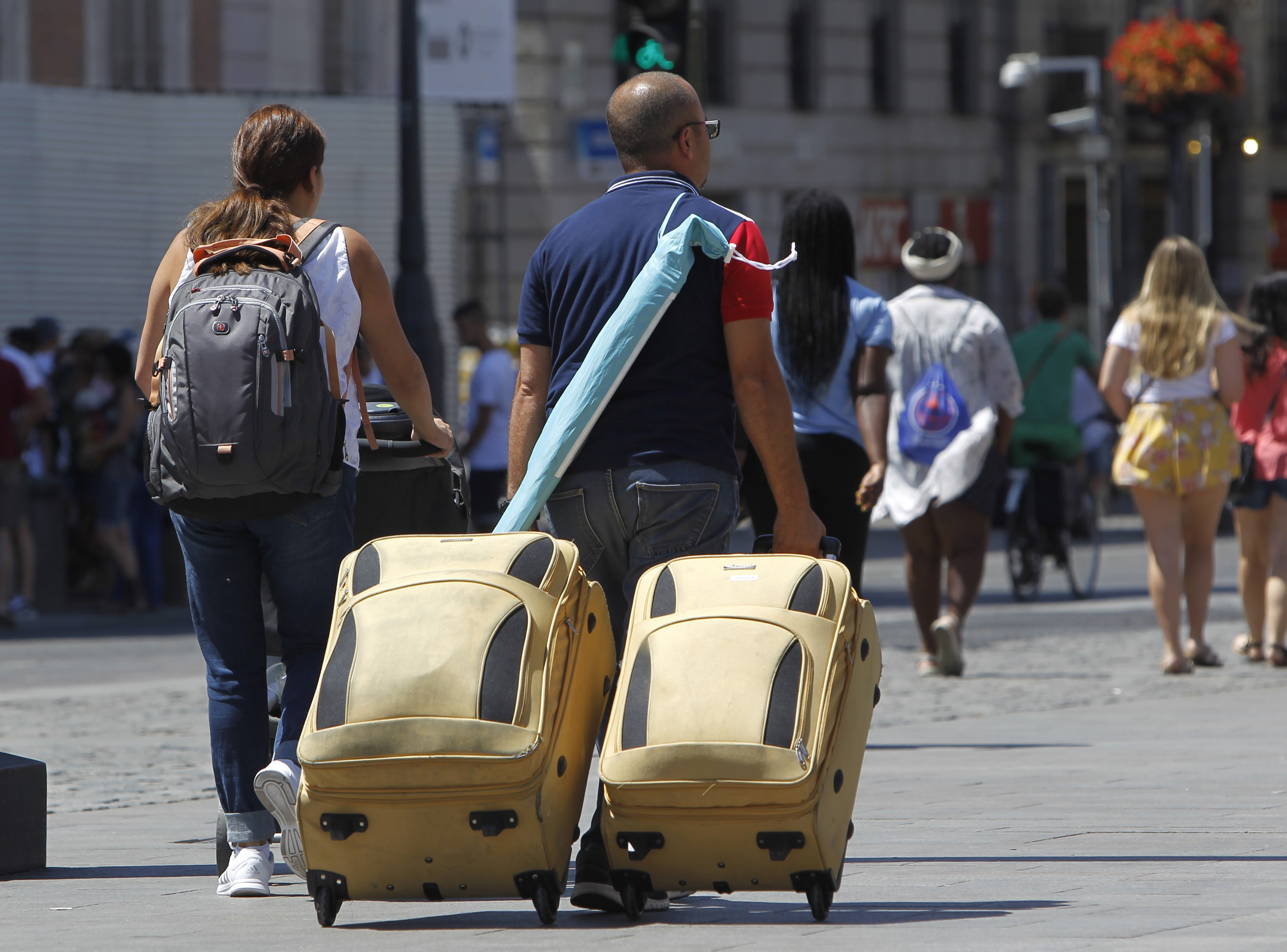 Varios turistas con sus maletas en las calles de Madrid. EFE/Archivo