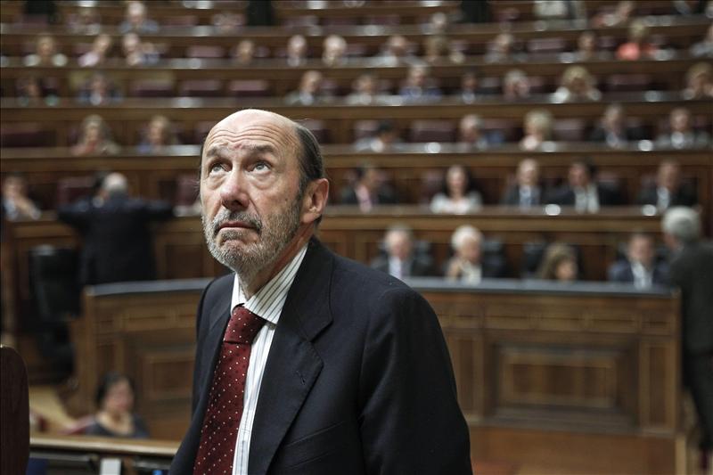 Rubalcaba acusa a Rajoy de estar en el "epicentro" de la financiación irregular y pide su dimisión