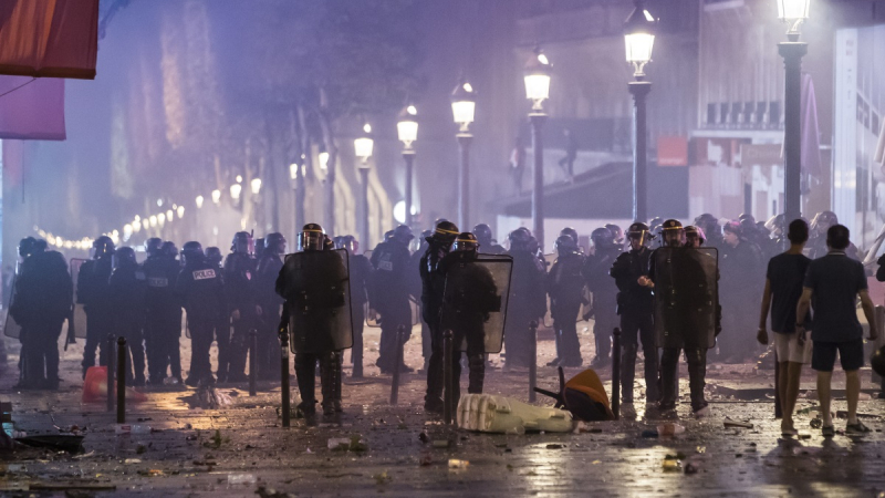 La policía antidisturbios francesa dispersa a la gente en la avenida de los Campos Elíseos tras los disturbios La policía antidisturbios francesa dispersa a la gente en la avenida de los Campos Elíseos tras los disturbios