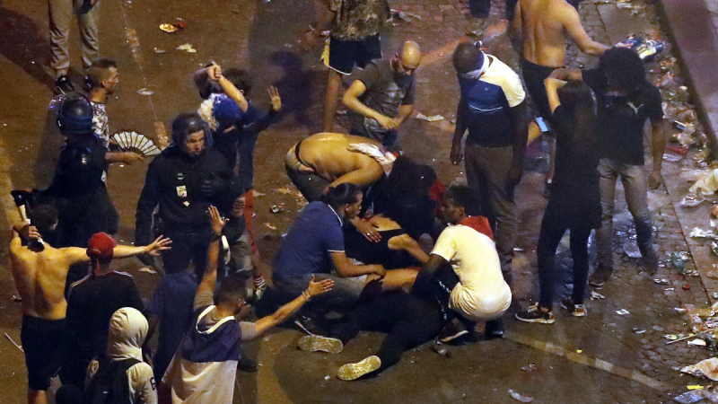 Varias personas resultan heridas en los enfrentamientos de simpatizantes franceses con la policía en los Campos Elíseos Varias personas resultan heridas en los enfrentamientos de simpatizantes franceses con la policía en los Campos Elíseos