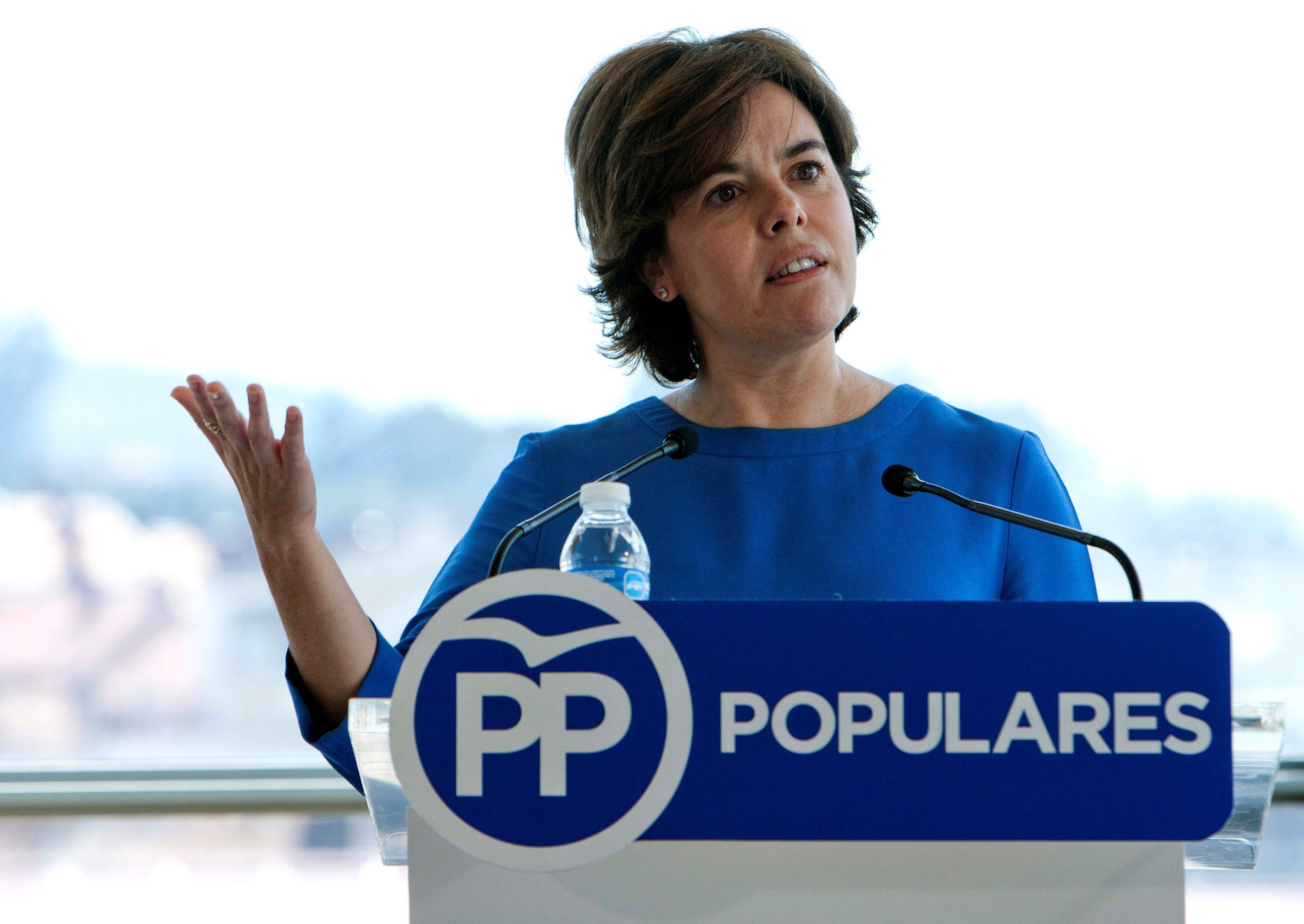 La candidata a la Presidencia del PP Soraya Sáenz de Santamaría durante su intervención en un acto con afiliados en Pontevedra. EFE