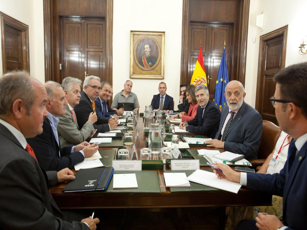 Grande-Marlaska en una reunión con las asociaciones de guardias civiles. Interior