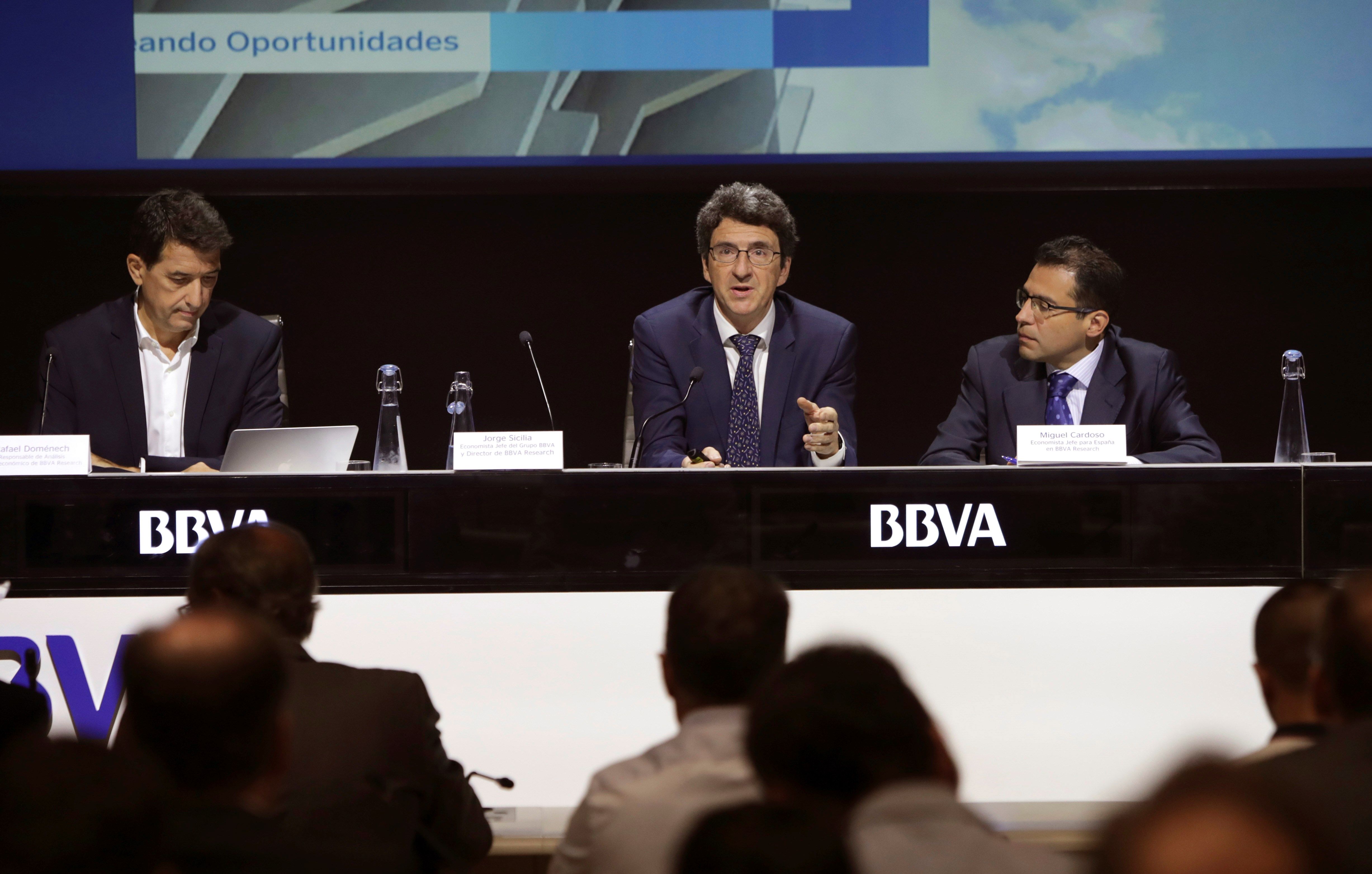 El responsable de Análisis Macroeconómico, Rafael Domench, el economista jefe del grupo BBVA, Jorge Sicilia y el economista jefe para España, Miguel Cardoso, durante la presentación de la nueva edición del informe "Situación España"