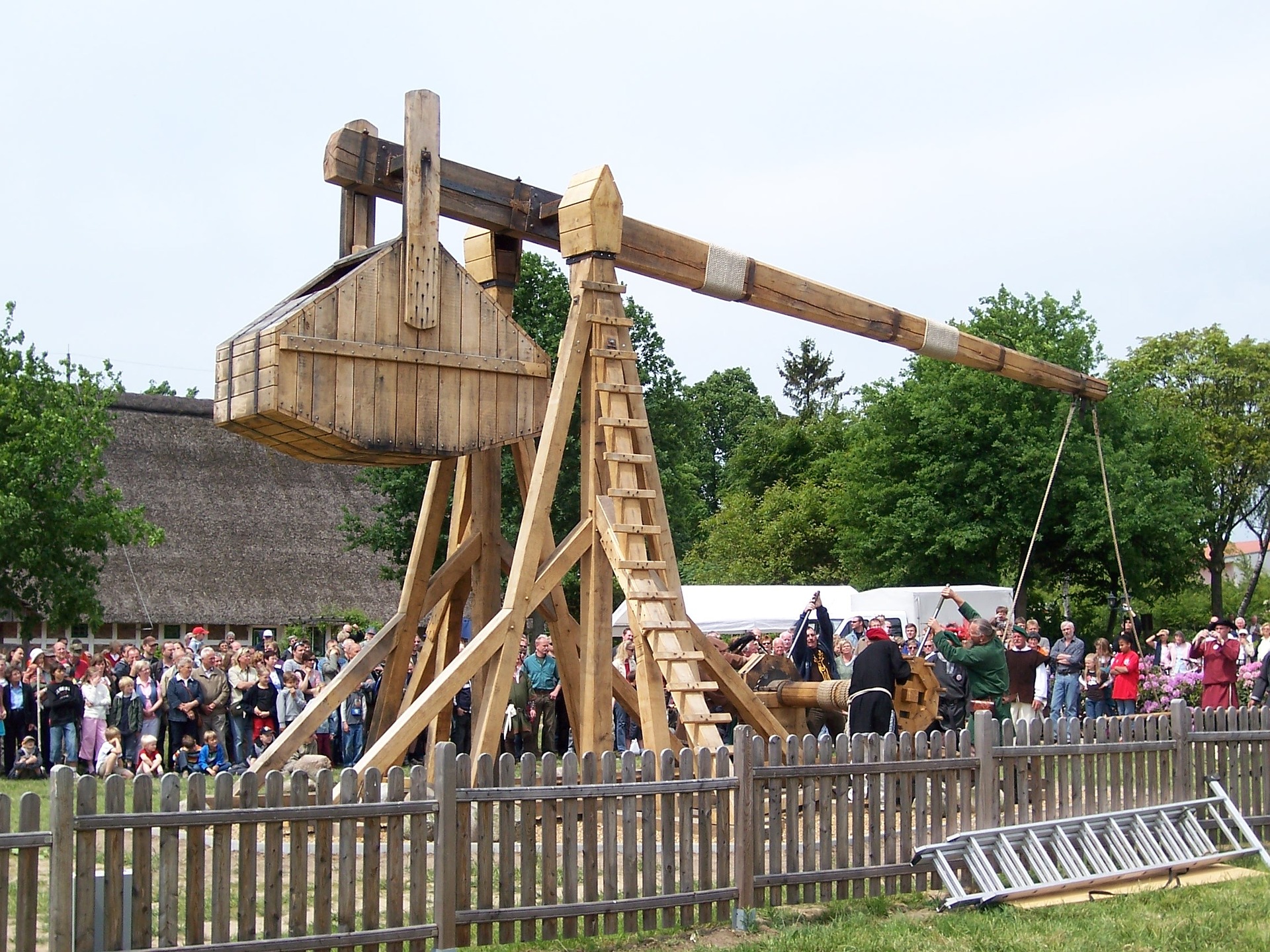 Recreación de un trabuquete en una feria medieval en Francia - Pixabay