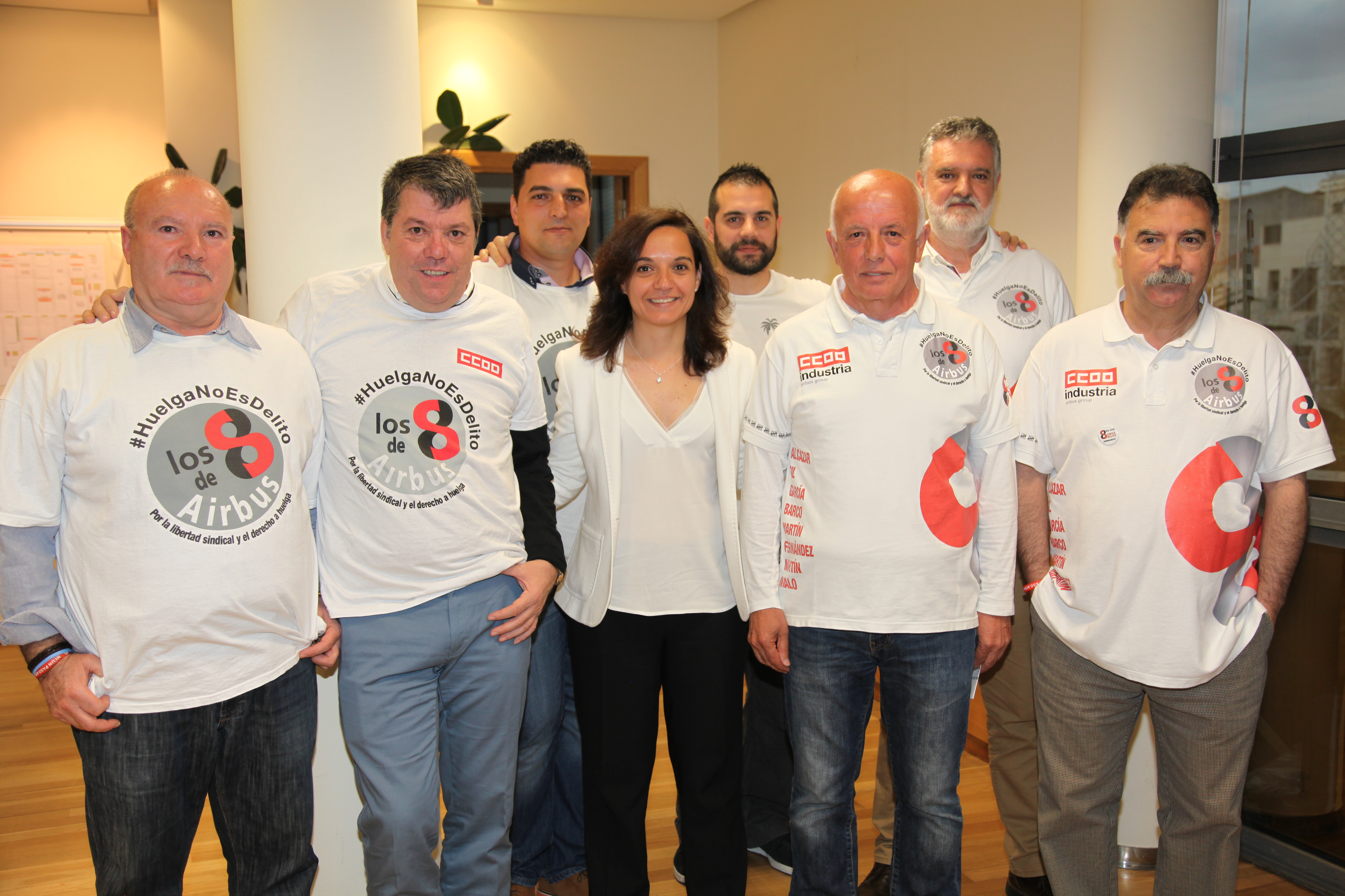 Sara Hernández, alcaldesa y secretaria general del PSOE Getafe, junto con los 8 de Airbus