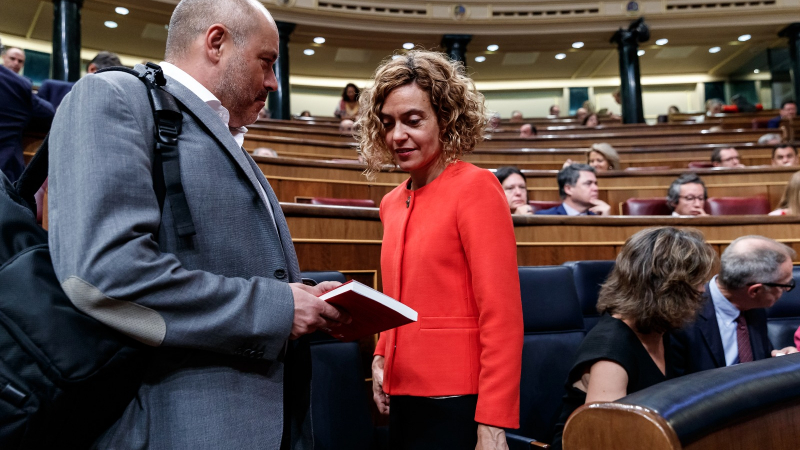 El diputado de ERC, Jordi Salvador, regala a Meritxell Batet el libro de un fotoperiodista agredido