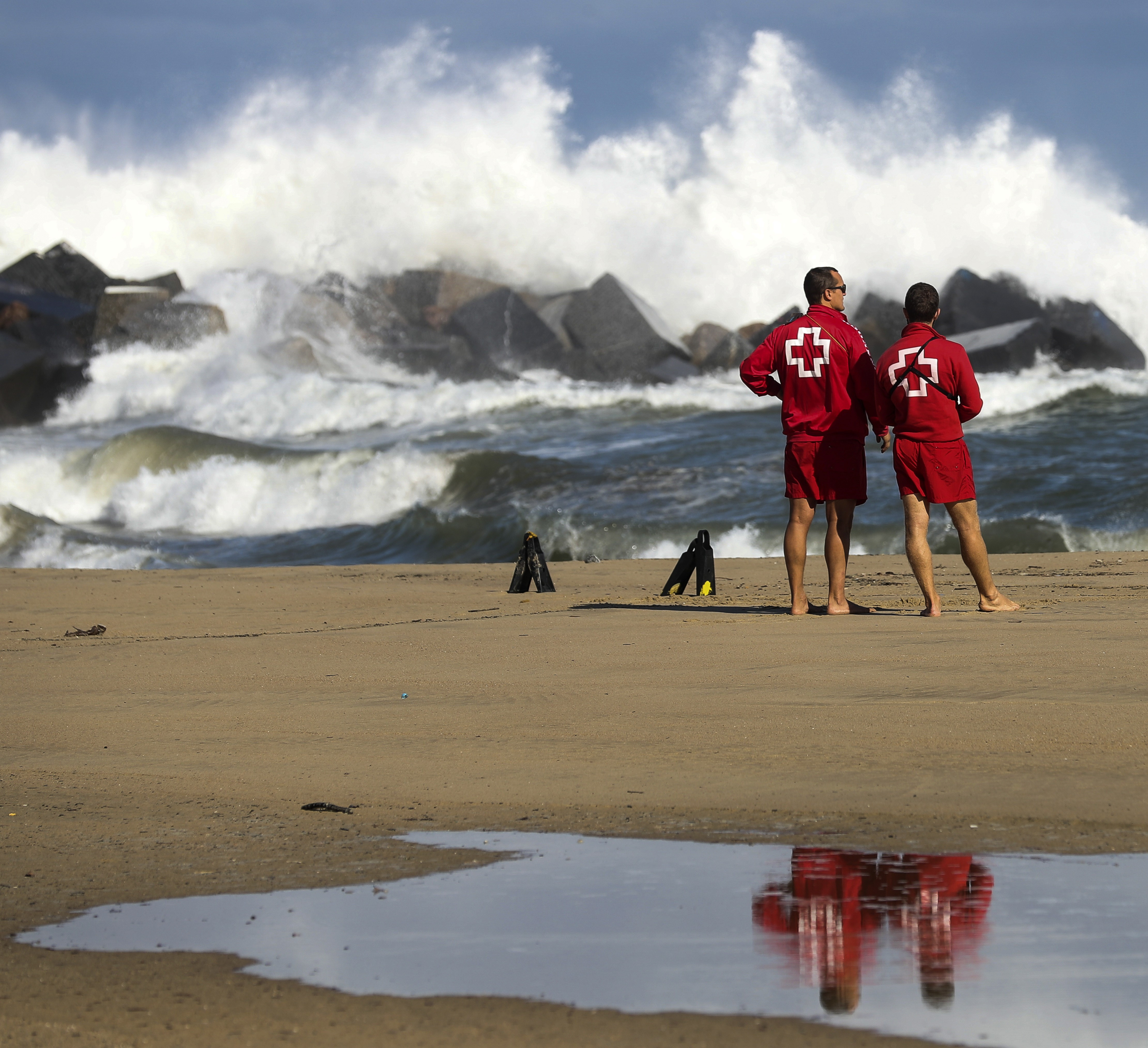 Dos socorristas vigilan la playa. EFE/Archivo