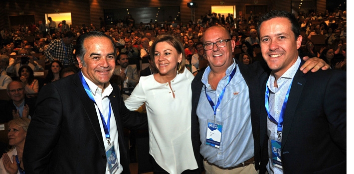 Emilio Bravo abraza a María Dolores de Cospedal