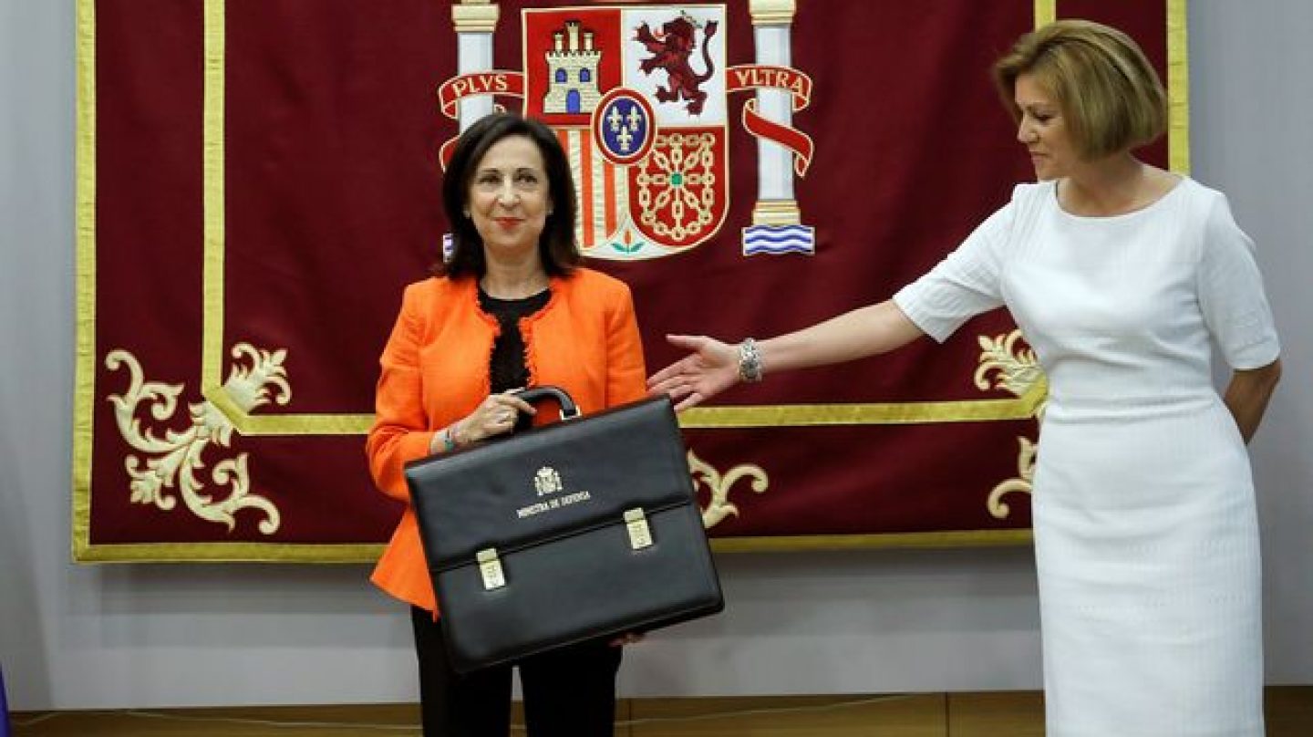 María Dolores de Cospedal traspasa la cartera de Defensa a Margarita Robles. EFE/Archivo