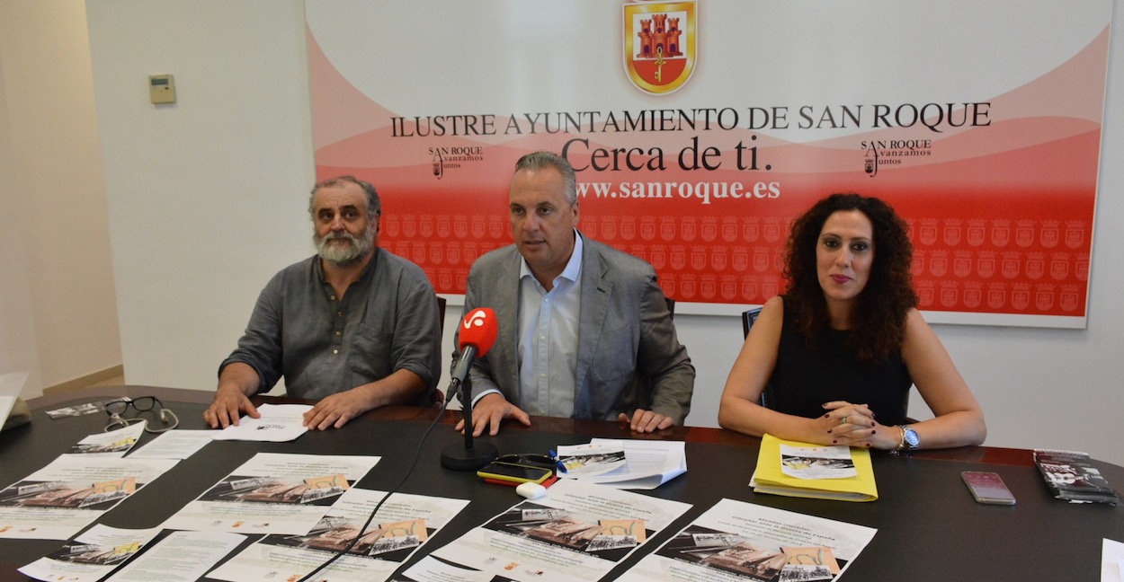 El responsable del foro memorialista Juan Moriche, el alcalde de San Roque, Juan Carlos Ruiz, y la concejal Dolores Marchena.