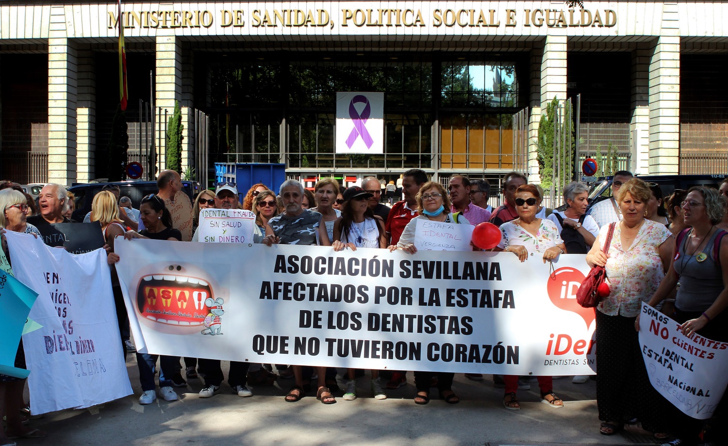 Cientos de afectados por la empresa de odontología iDental, durante la concentración hoy en frente al Ministerio de Sanidad - EFE