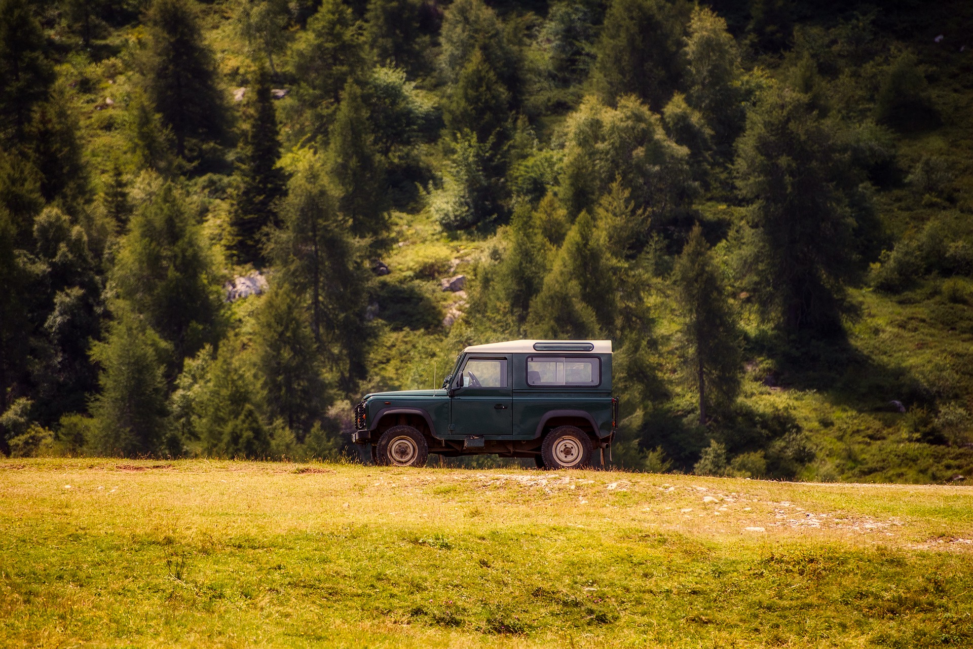 Un todoterreno de excursión por la montaña. Pixabay