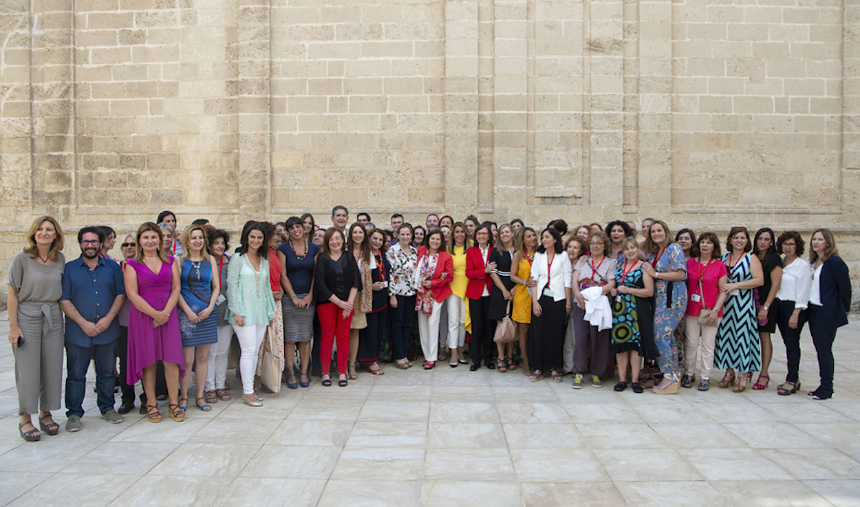Foto de familia de las diputadas andaluzas, ayer en el patio del Parlamento.