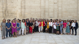 Foto de familia de las diputadas andaluzas, ayer en el patio del Parlamento.