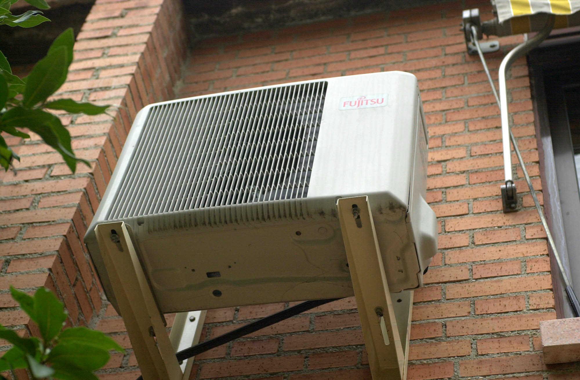 Aparato de aire acondicionado en el muro de una vivienda. EFE/Archivo