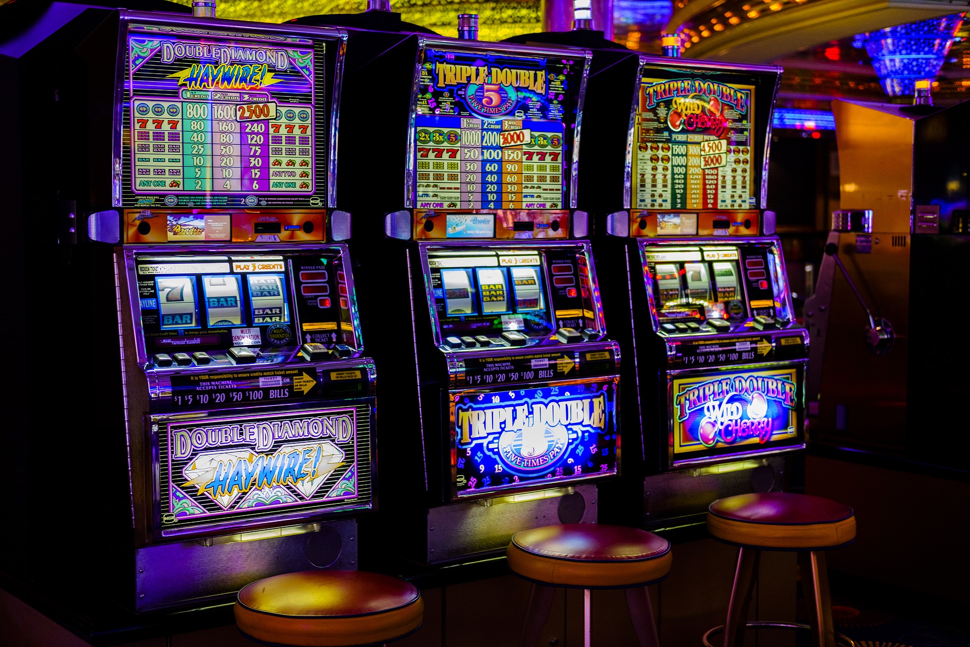 Máquinas tragaperras en un casino - Pixabay