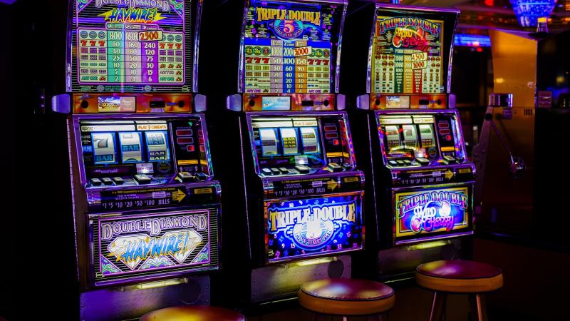 Máquinas tragaperras en un casino - Pixabay