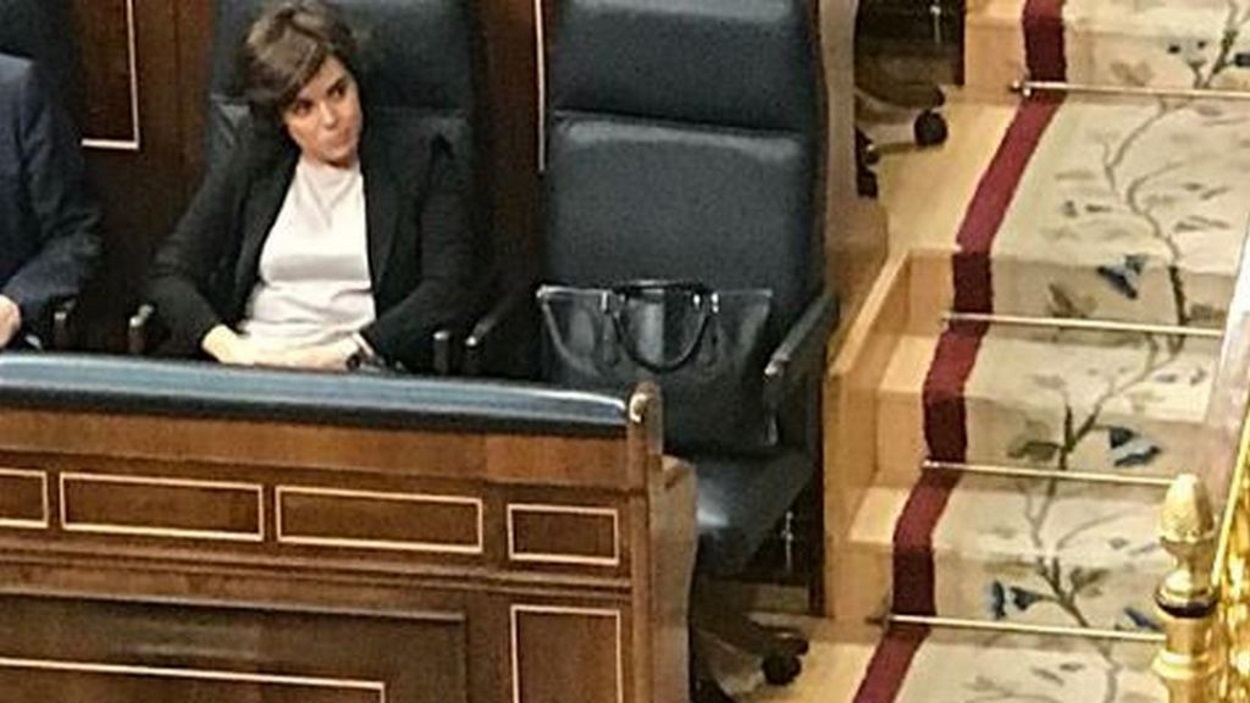 El bolso de Soraya Sáenz de Santamaría ocupando en lugar de Mariano Rajoy durante la moción de censura