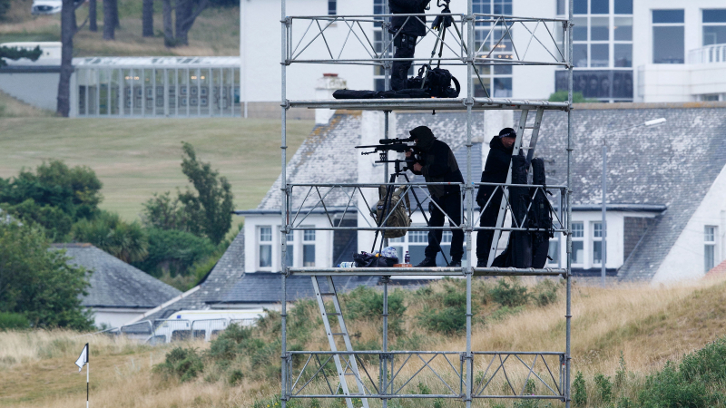 Francotiradores y policías vigilaban este fin de semana el complejo de golf de Turnberry, en Escocia, en el que estuvo alojado el presidente de EEUU, Donald Trump. EFE La estancia de Trump. EFE