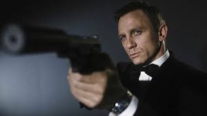 Daniel Craig interpretando a James Bond