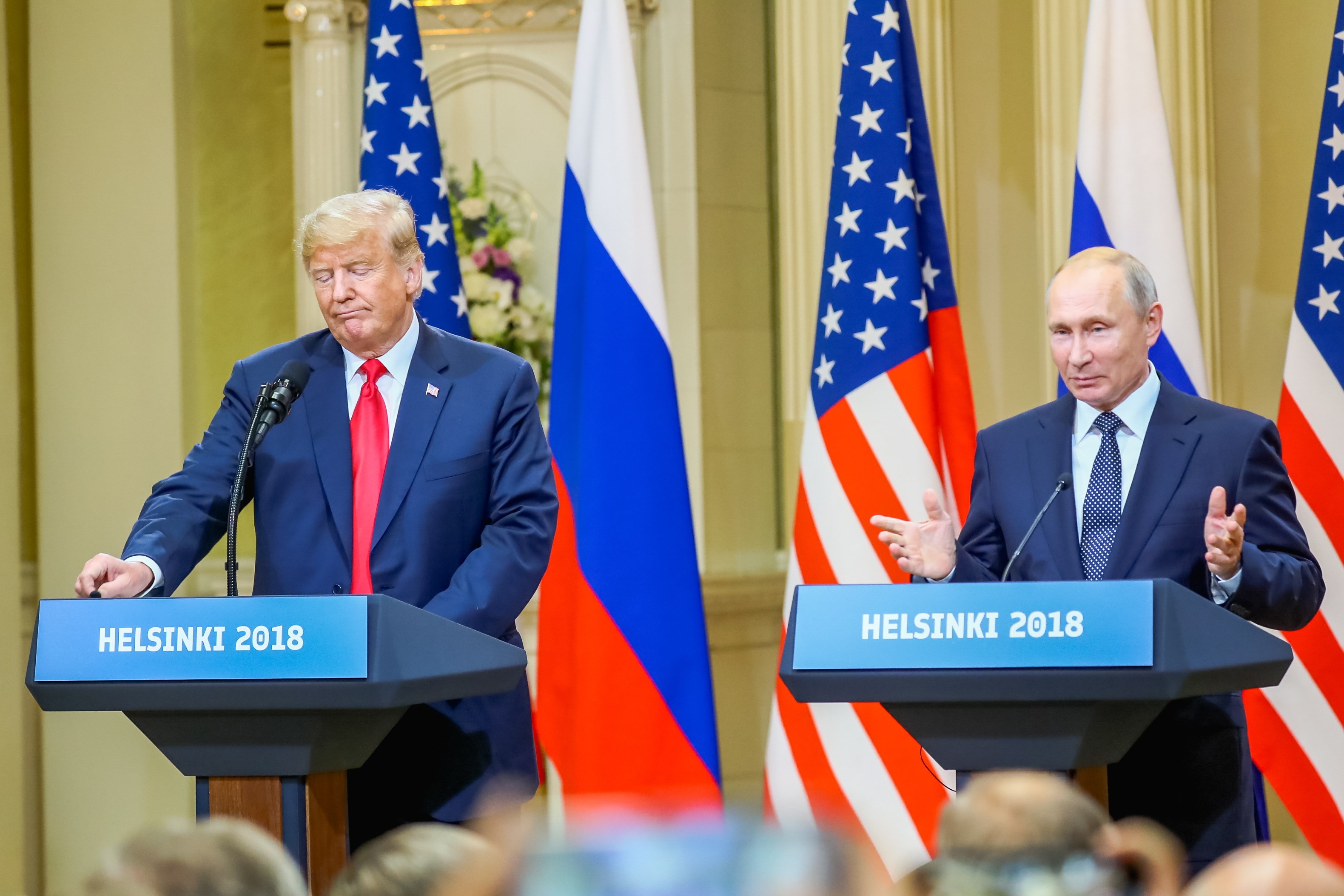 El presidente estadounidense, Donald J. Trump (i), y su homólogo ruso, Vladimir Putin (d).