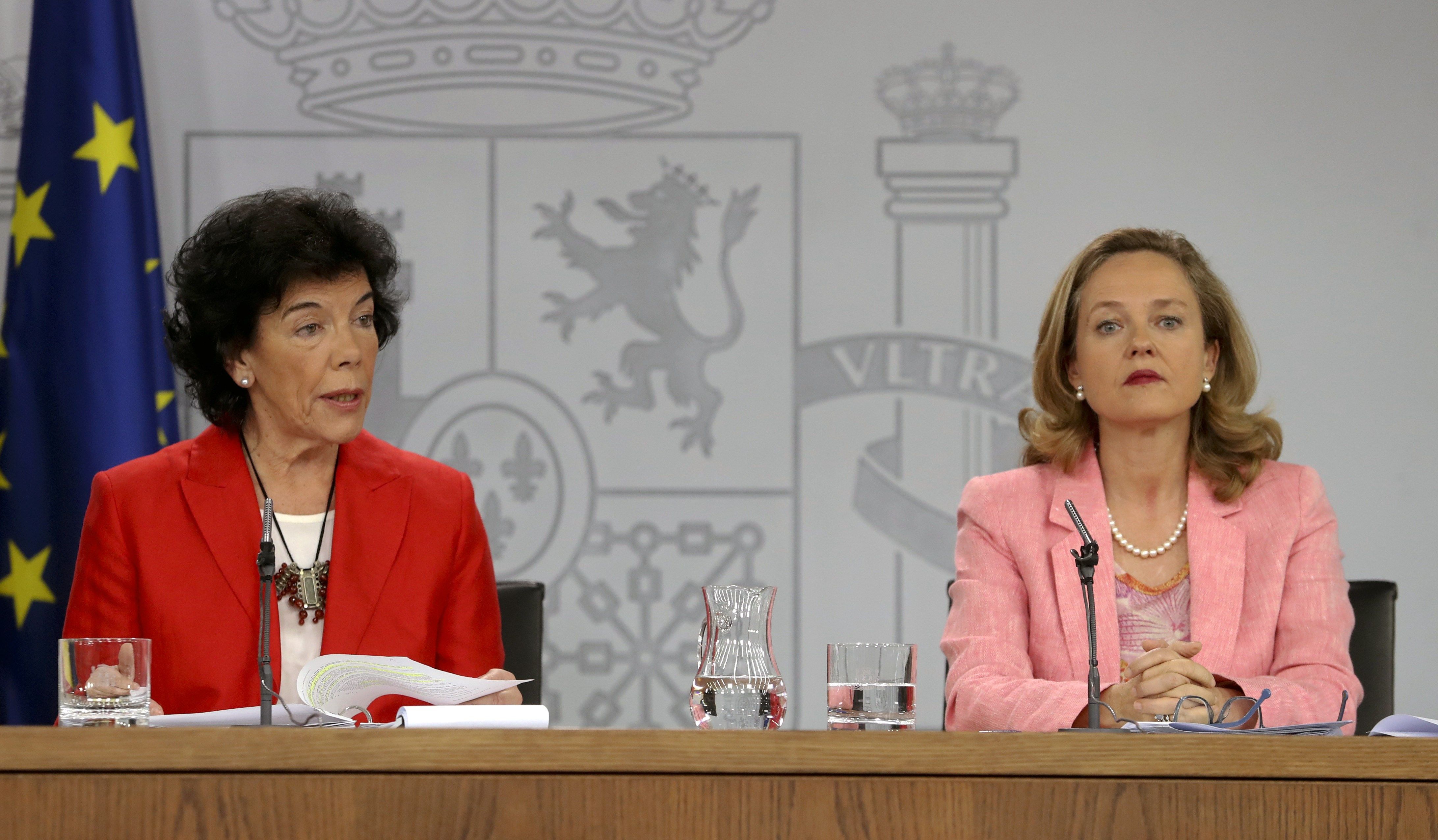La ministra Portavoz Isabel Celaá, y de Economía Nadia Calviño (d), durante la rueda de prensa celebrada esta mañana tras el Consejo de Ministros, en el Palacio de La Moncloa.