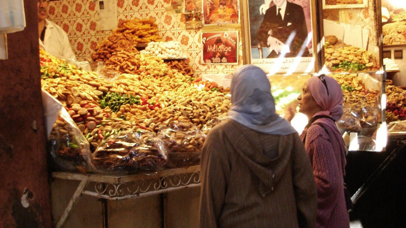 Mujeres marroquies comprando especias en el zoco - Gemma Puri