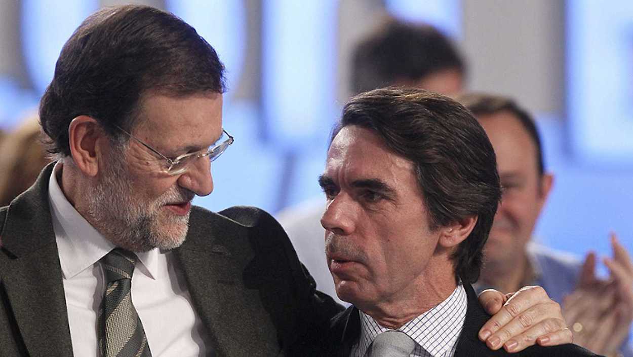 Rajoy y Aznar saludándose con frialdad en el anterior congreso del PP, en 2012.
