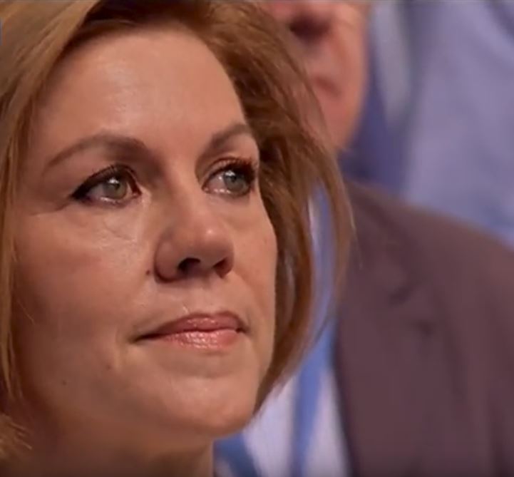 Cospedal se emociona al escuchar el himno de España Cospedal se emociona al escuchar el himno de España