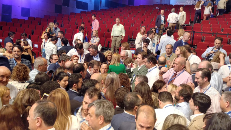 Rajoy, rodeado por decenas de compromisarios tras su discurso