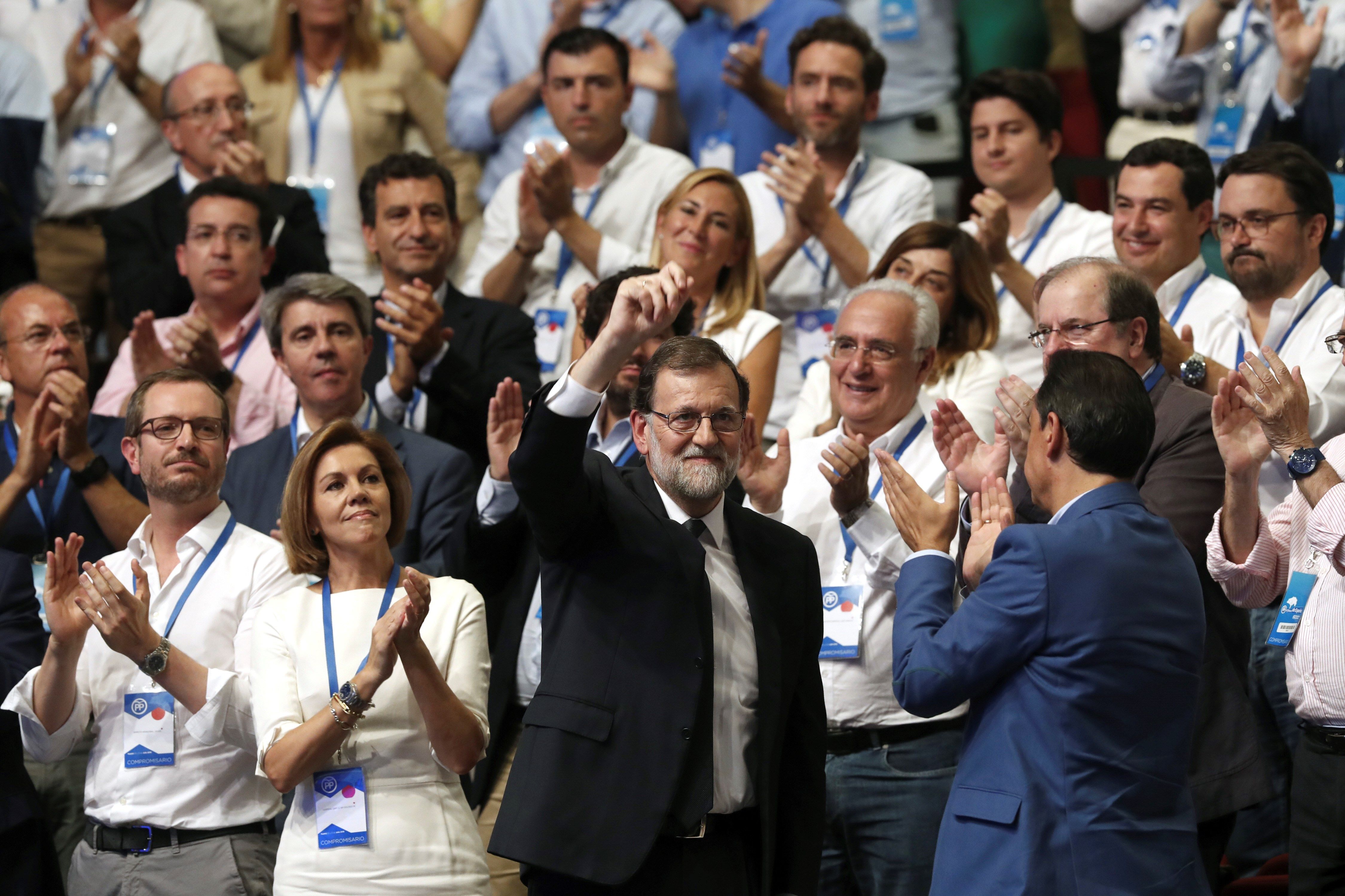 El expresidente del Gobierno Mariano Rajoy aplaudido tras su último discurso - EFE